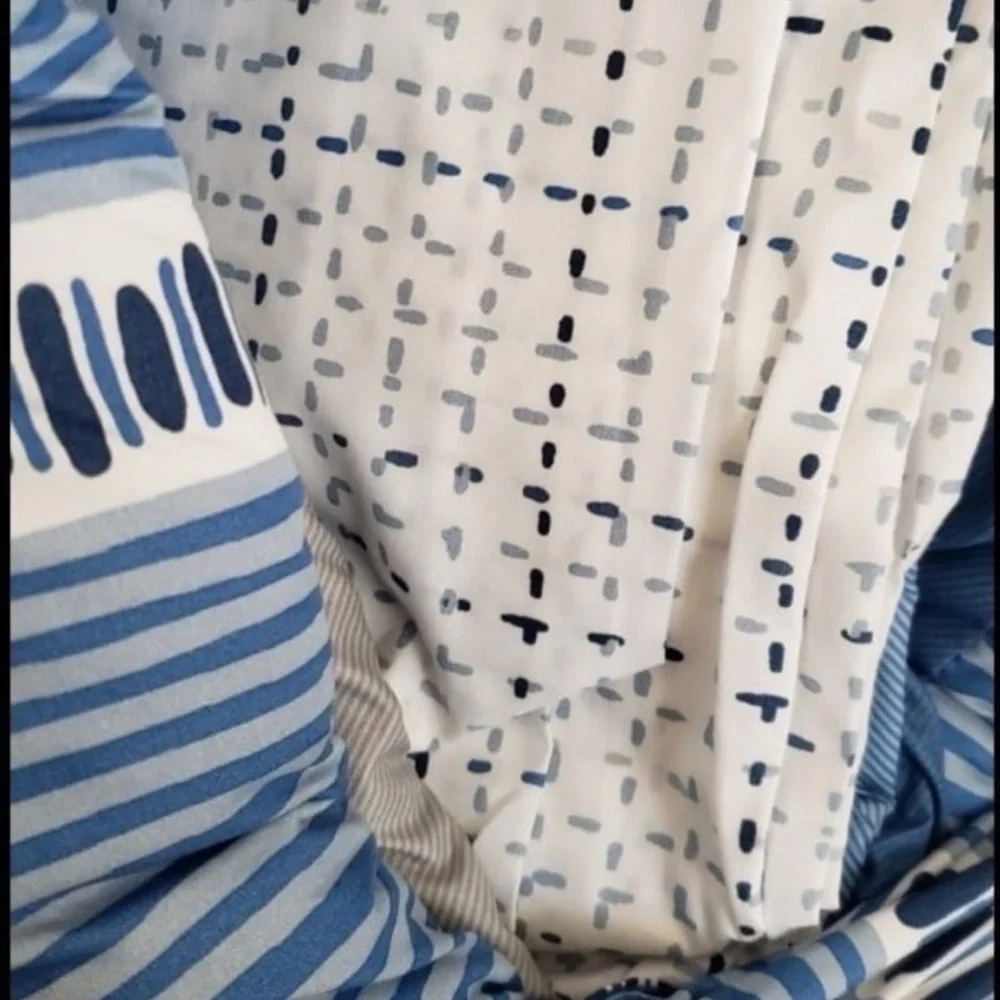 NWT Marmalade 7-Piece Queen Reversible Comforter Set in Blue Sheet Set